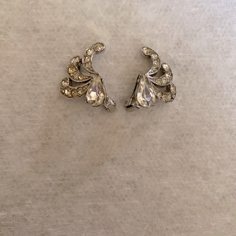 VTG SIGNED BOGOFF PEAR WITH WAVE RHINESTONE EARRINGS ABSOLUTELY GORGEOUS CLIP ON